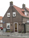 905898 Gezicht op de hoekwoning Amandelstraat 2 in de wijk Ondiep te Utrecht, dat gerenoveerd gaat worden.